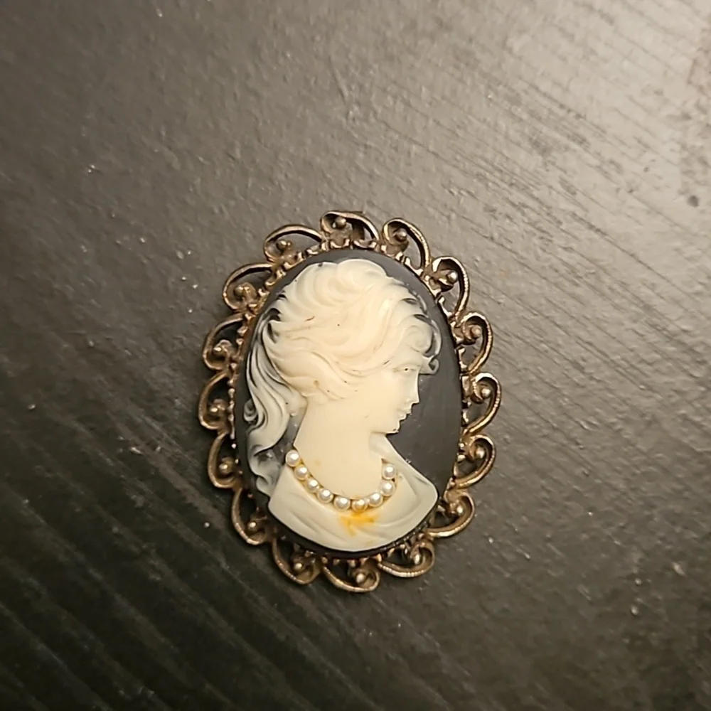 Vintage Bronze Ornate Cameo Brooch or necklace with mini pe…